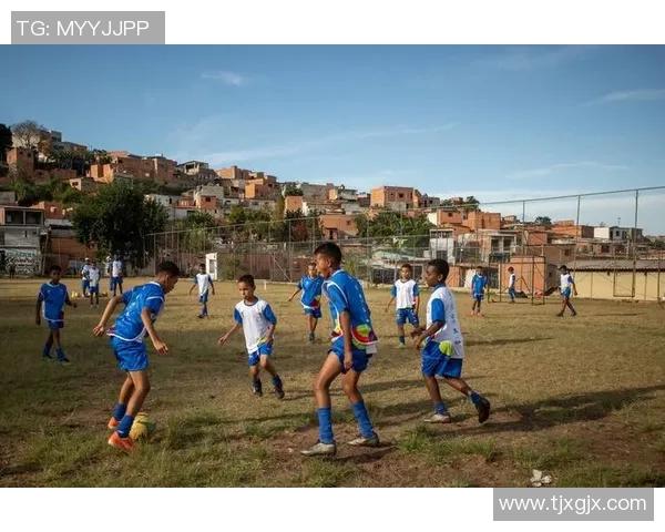 小朋友们的足球梦：模仿足球明星的精彩瞬间与成长故事